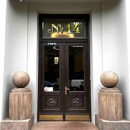 아파트 In The Center Of